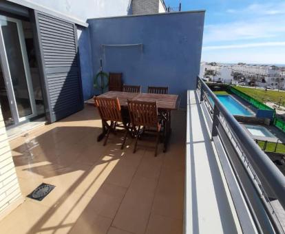 Foto de la terraza con vistas al mar y a la ciudad de este ático.