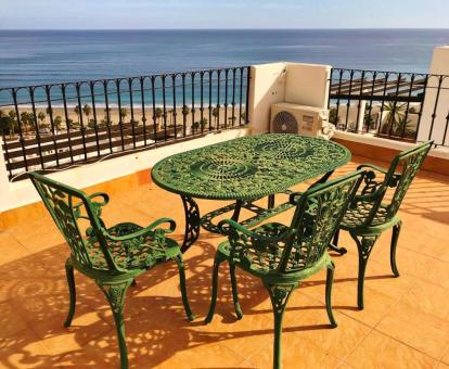 Foto de las instalaciones de este hotel con vistas al mar.