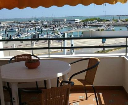 Foto del balcón amueblado con vistas al mar del apartamento.