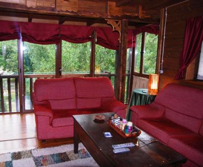 Foto de la sala de estar con vistas al jardín de esta acogedora casa rústica.