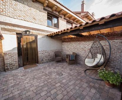 Foto de la terraza de esta coqueta casa de un dormitorio con piscina climatizada compartida.