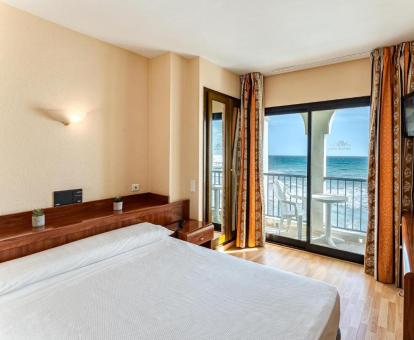 Foto de una de las habitaciones con balcón y vistas al mar de este hotel.