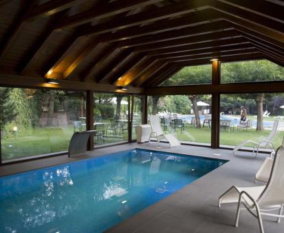 Foto de la piscina cubierta con hidroterapia del spa del hotel.