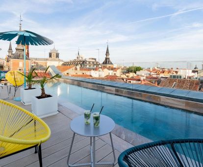 Agradable terraza en la azotea con piscina y vistas a la ciudad de este céntrico hotel.