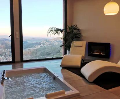 Maravilloso rincón de la Suite Deluxe del hotel con bañera de hidromasaje privada y espectaculares vistas.