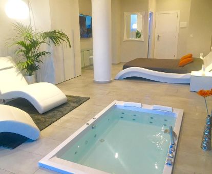 Una de las espectaculares habitaciones con jacuzzi privado de este hotel para parejas.