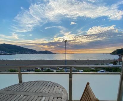 Foto de las instalaciones de este hotel con vistas al mar.