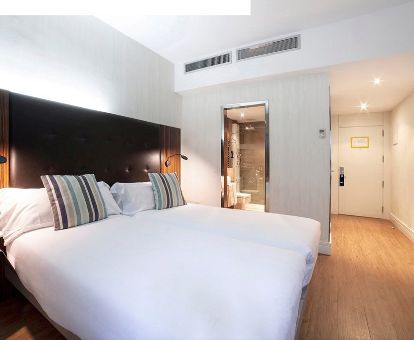 Una de las acogedoras habitaciones con vistas al mar de este maravilloso hotel, ideal para estancias en pareja.