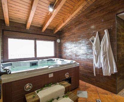 Bañera de hidromasaje privada de una de las maravillosas villas independientes de este establecimiento perfecto para parejas.