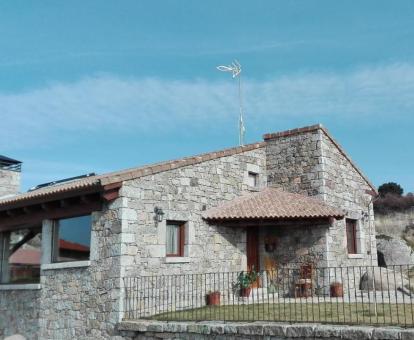Foto de esta bonita casa rural de piedra con jardín y piscina privada.