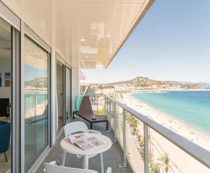 Foto de las instalaciones de este hotel con vistas al mar.