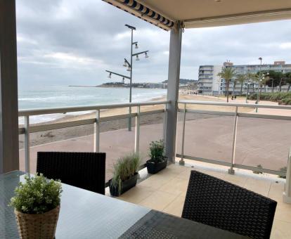 Foto de las instalaciones de este apartamento con vistas al mar.