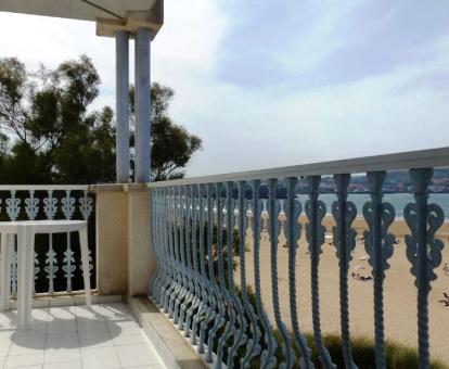 Foto del balcón con vistas al mar de una de las habitaciones.