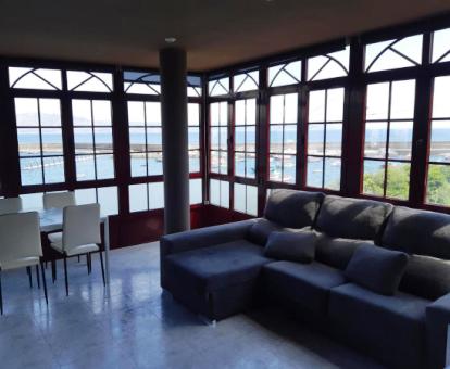 Foto de la zona de estar acristalada con vistas al mar del apartamento.