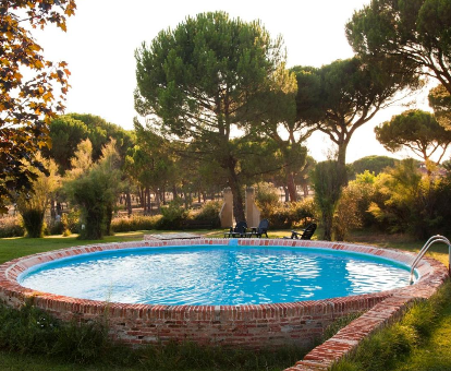 Foto de la piscina exterior en los jardines