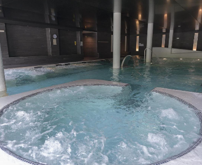 Foto de la piscina y bañera de hidromasaje en el spa