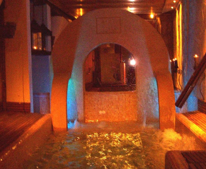 Foto de la piscina termal del spa