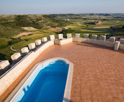 Foto de la piscina exterior en la terraza del Castillo