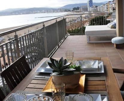 Foto de las instalaciones de este hotel con vistas al mar.
