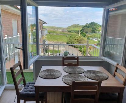 Foto del comedor con amplias vistas de este apartamento con vistas al mar.