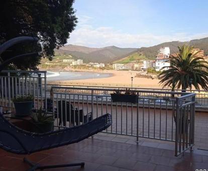 Foto de las instalaciones de este hotel con vistas al mar.