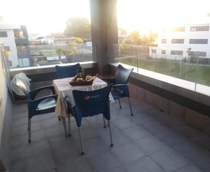 Foto de la terraza cubierta de este apartamento con vistas al mar.