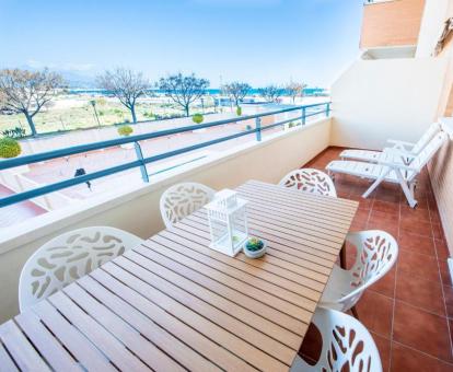 Foto de la terraza con comedor exterior y vistas al mar y a los alrededores.