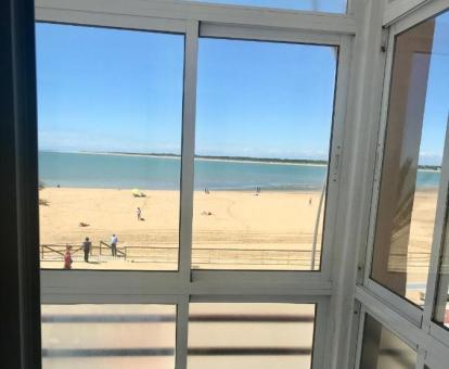 Foto del balcón acristalado con vistas al mar del apartamento.