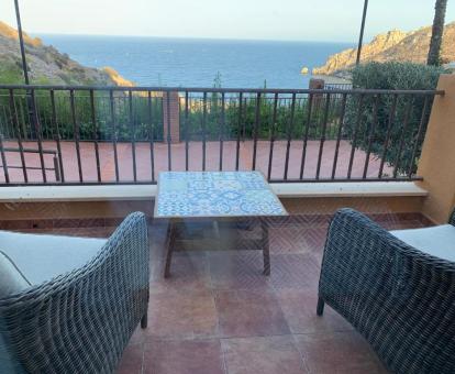 Foto de la terraza privada con comedor exterior y vistas al mar de este apartamento.