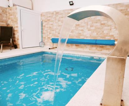 Foto de la piscina privada con chorro de hidroterapia de esta casa independiente.