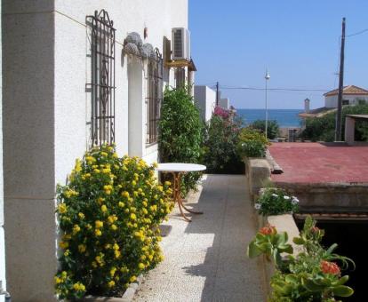 Foto de las instalaciones de este hotel con vistas al mar.