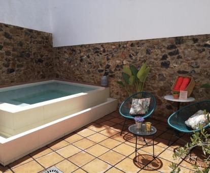 Foto de la terraza con piscina privada al aire libre de uno de los apartamentos.