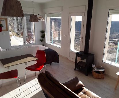 Interior de uno de los lofts con vistas a las montañas de este alojamiento rural.