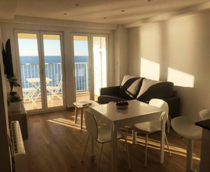 Foto de las instalaciones de este apartamento con vistas al mar.