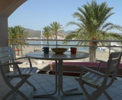 Foto de las instalaciones de este hotel con vistas al mar.