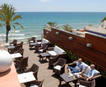 Foto de las instalaciones de este hotel con vistas al mar.