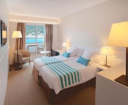 Foto de una de las acogedoras habitaciones con terraza privada y vistas al mar.