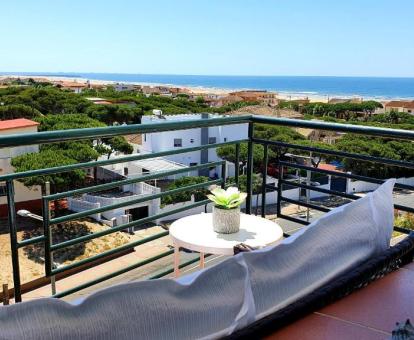 Foto de la terraza amueblada con vistas al mar de este apartamento.