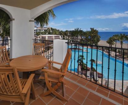 Foto de las instalaciones de este hotel con vistas al mar.