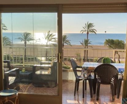 Foto de las instalaciones de este hotel con vistas al mar.