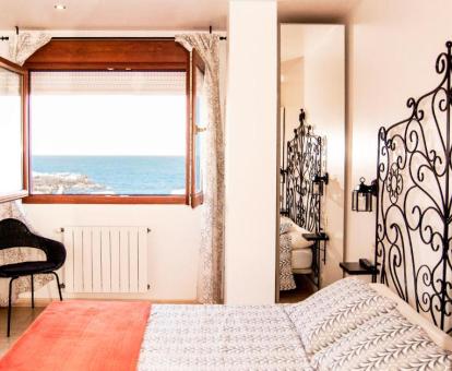 Foto del dormitorio con vistas al mar de uno de los apartamentos.