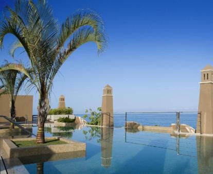 Foto de la piscina al aire libre disponible todo el año de este hotel.