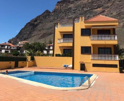 Foto de la piscina al aire libre disponible todo el año de este alojamiento.