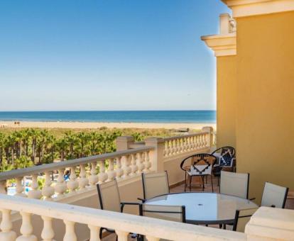 Foto de la terraza amueblada con vistas al mar del apartamento superior de este establecimiento.
