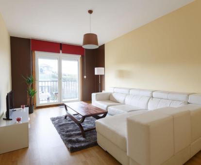 Foto de la sala de estar de este apartamento con balcón y vistas al mar.