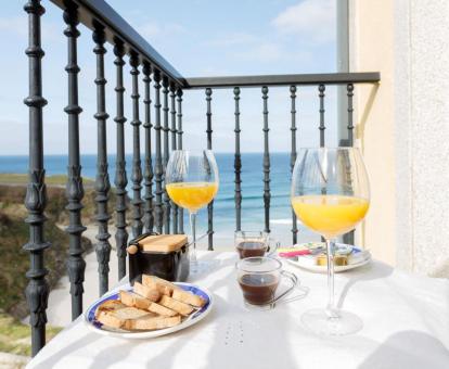 Foto del balcón con vistas al mar del apartamento.