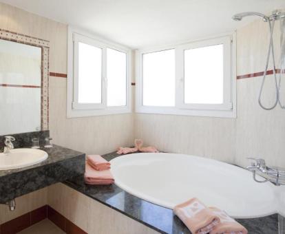 Bañera de hidromasaje privada en el baño de la suite del hotel.