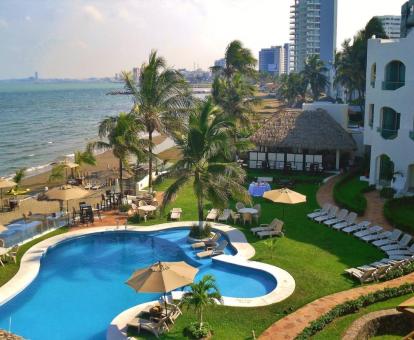 Foto de las instalaciones de este hotel frente al mar.