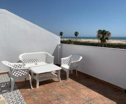 Foto de la terraza privada con vistas al mar de una de las habitaciones del hotel.