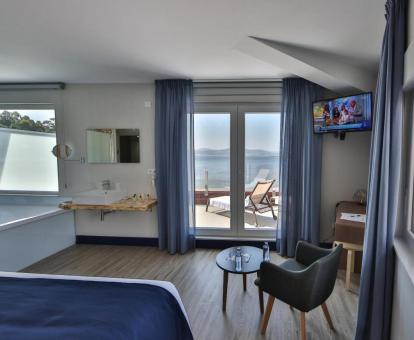Foto de una de las habitaciones con vistas al mar.